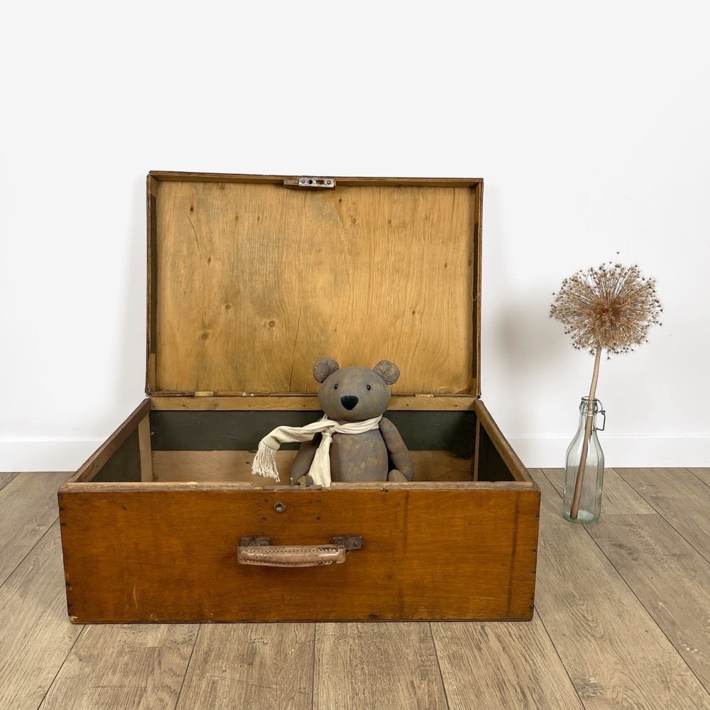 Grande valise en bois ancienne – Zelda et Charlie