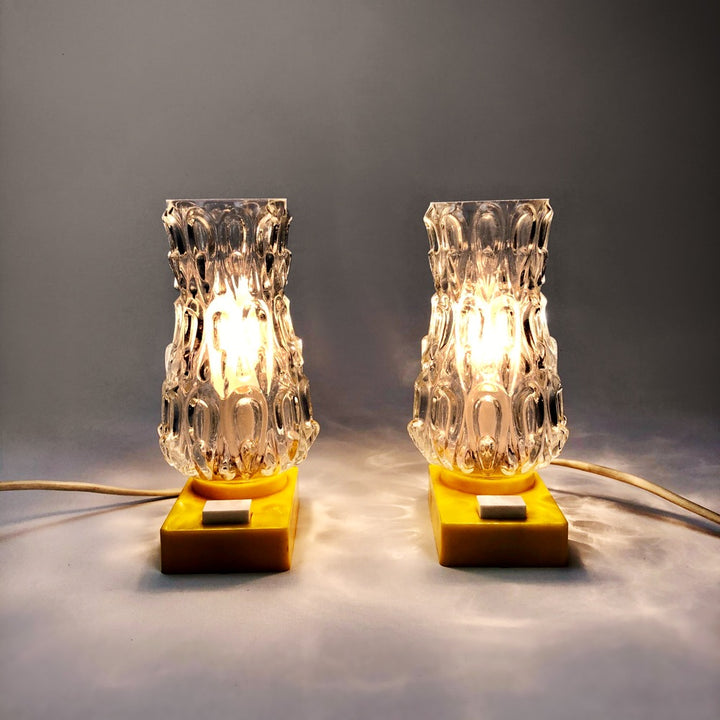 Paire de lampes de chevet verre moulé et plastique des sixties