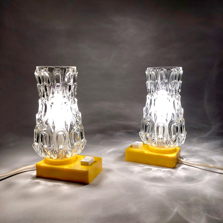 Paire de lampes de chevet verre moulé et plastique des sixties