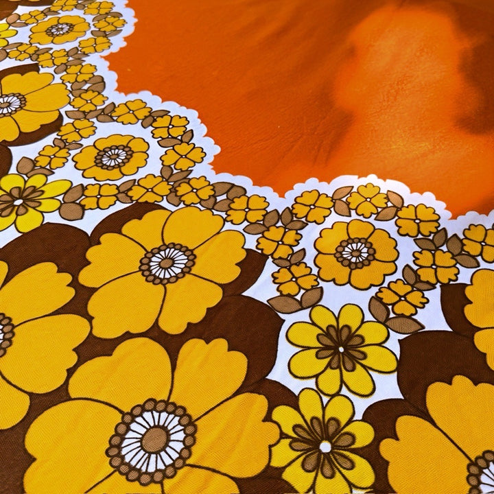 Nappe ovale motif flower power années 70