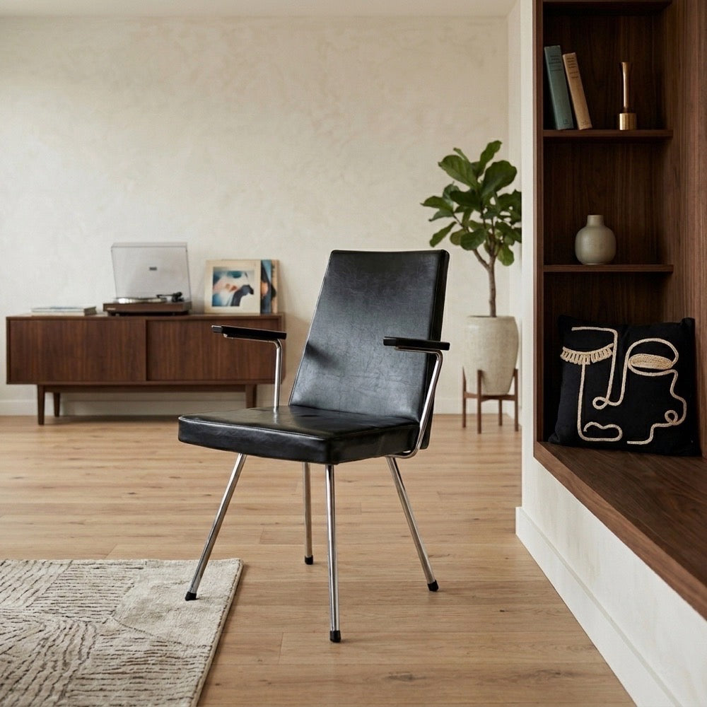 Fauteuil vinyle noir design années 50 dans le goût de Wim Rietveld