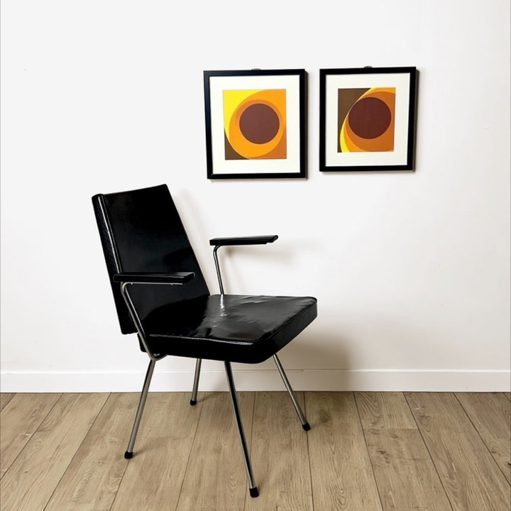 Fauteuil vinyle noir design années 50 dans le goût de Wim Rietveld
