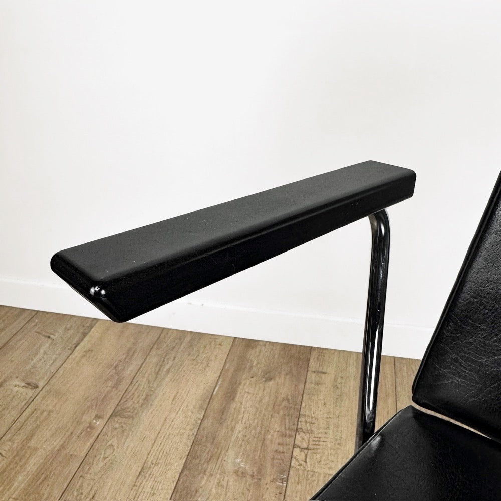 Fauteuil vinyle noir design années 50 dans le goût de Wim Rietveld