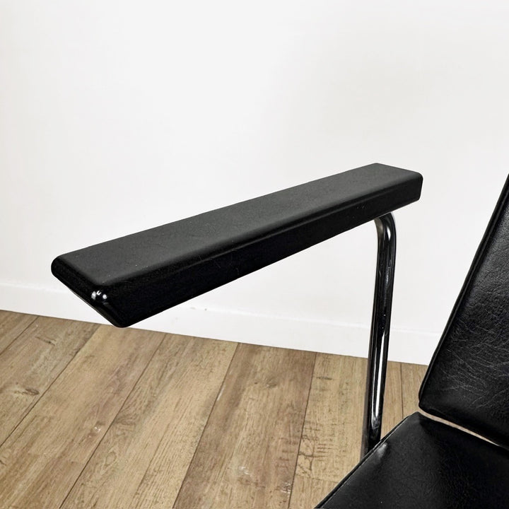 Fauteuil vinyle noir design années 50 dans le goût de Wim Rietveld