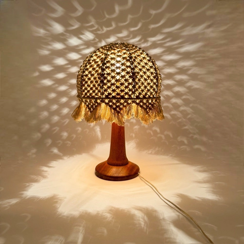 Lampe de table bohème en bois tourné et macramé 1970