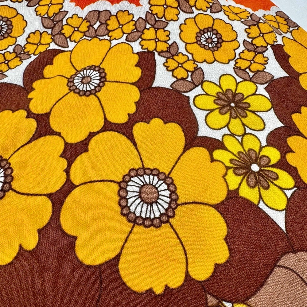 Nappe ovale motif flower power années 70