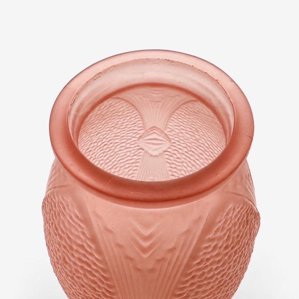 Vase Art Déco verre pressé moulé rose décor géométrique