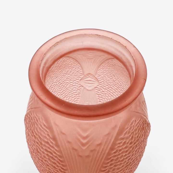 Vase Art Déco verre pressé moulé rose décor géométrique