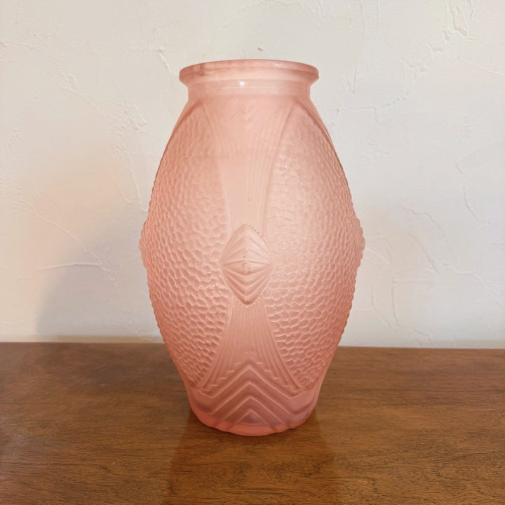 Vase Art Déco verre pressé moulé rose décor géométrique