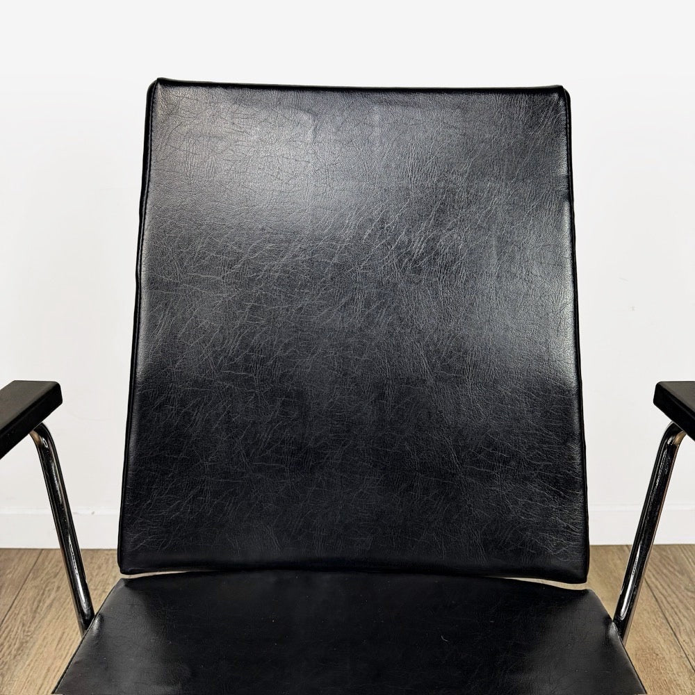 Fauteuil vinyle noir design années 50 dans le goût de Wim Rietveld