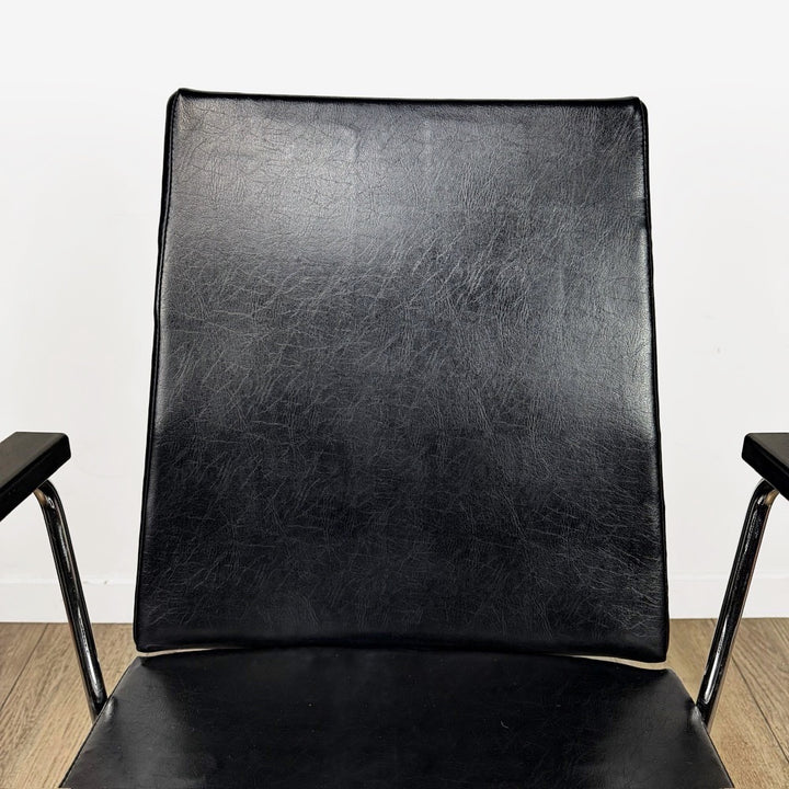Fauteuil vinyle noir design années 50 dans le goût de Wim Rietveld