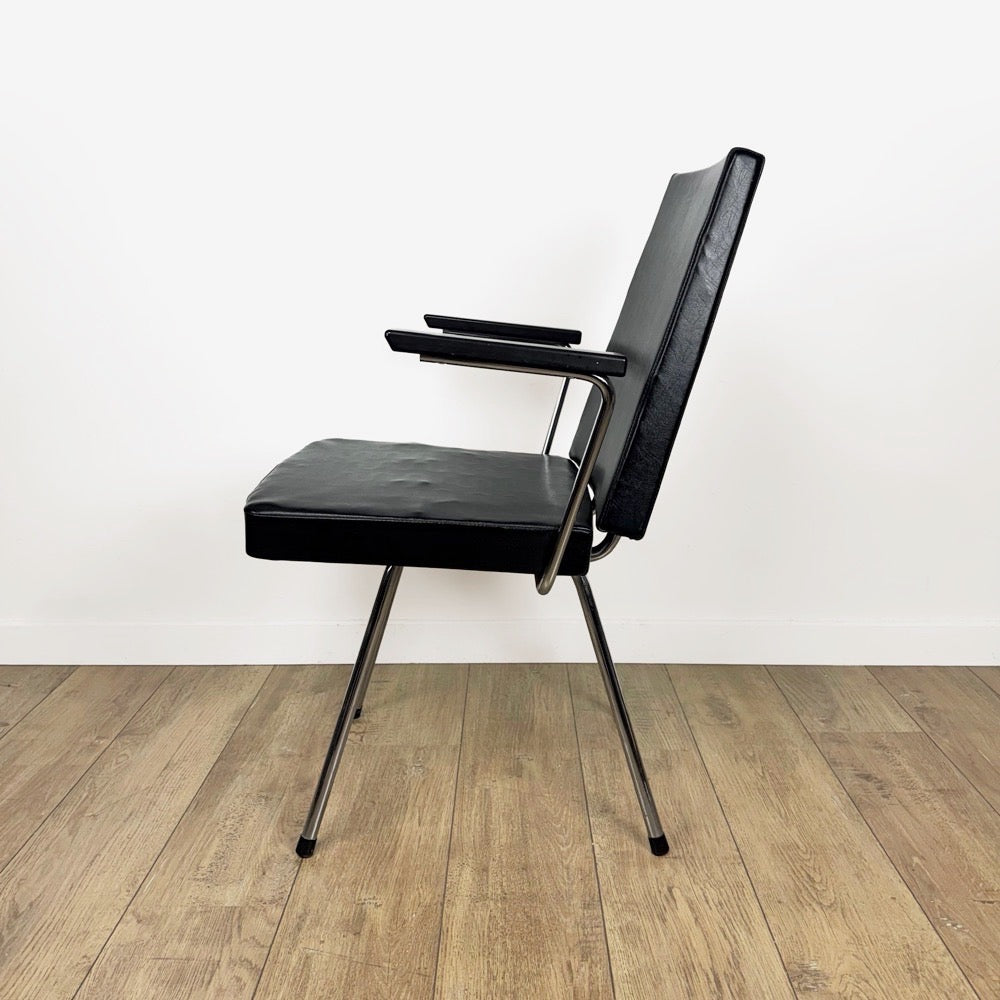 Fauteuil vinyle noir design années 50 dans le goût de Wim Rietveld