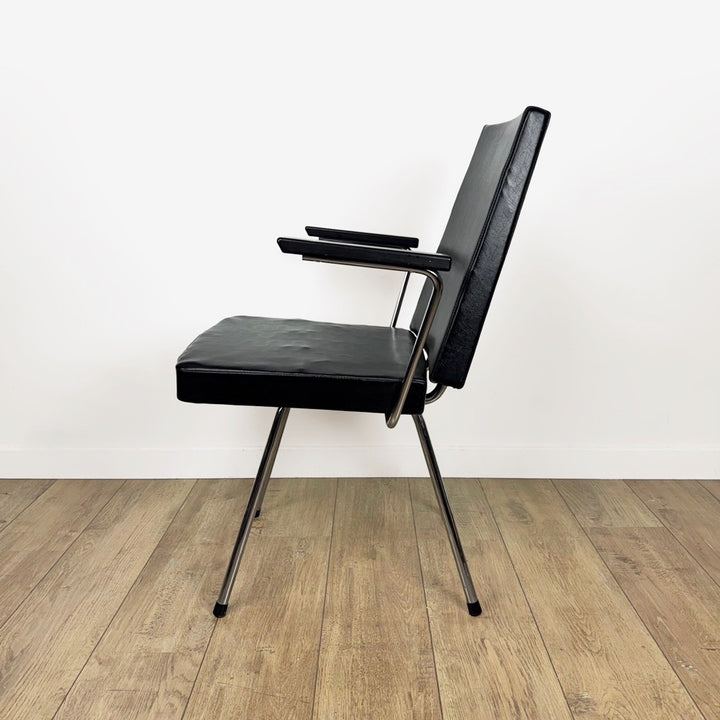 Fauteuil vinyle noir design années 50 dans le goût de Wim Rietveld