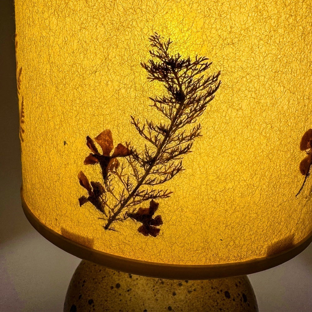 Lampe boule grès pyrité abat-jour inclusion fleurs séchées