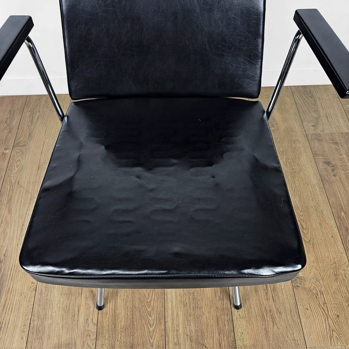 Fauteuil vinyle noir design années 50 dans le goût de Wim Rietveld