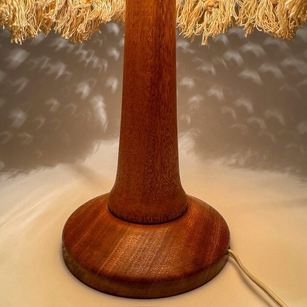 Lampe de table bohème en bois tourné et macramé 1970