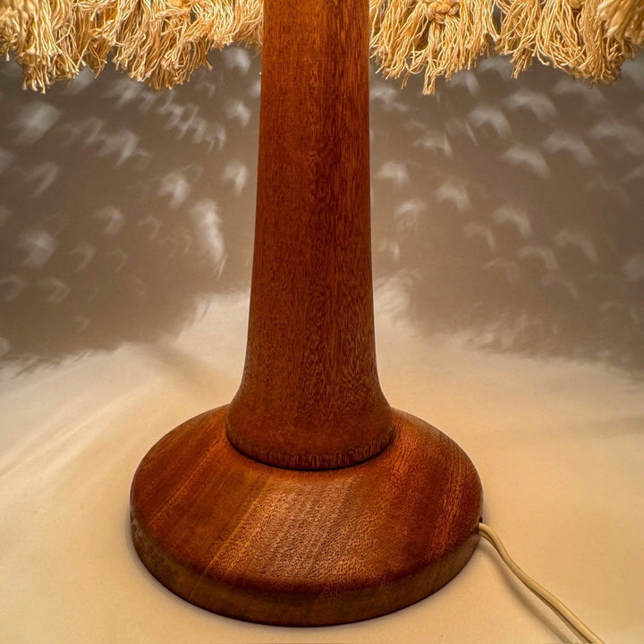 Lampe de table bohème en bois tourné et macramé 1970