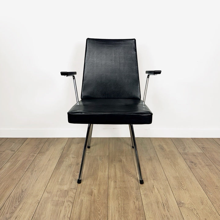 Fauteuil vinyle noir design années 50 dans le goût de Wim Rietveld