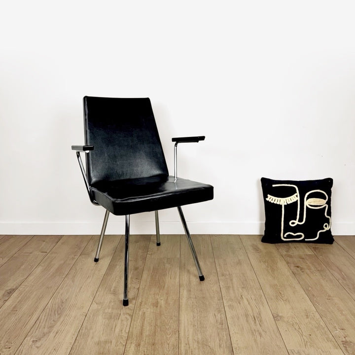 Fauteuil vinyle noir design années 50 dans le goût de Wim Rietveld