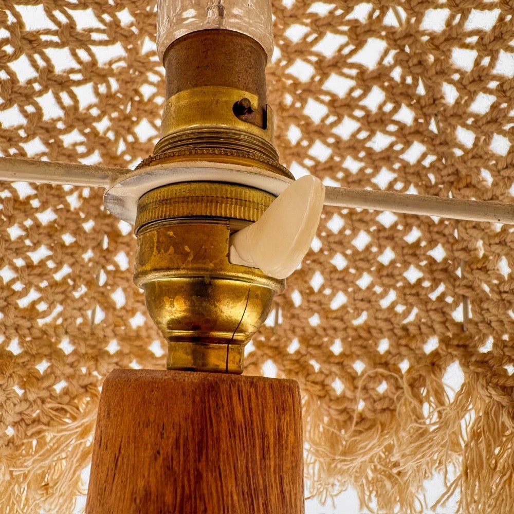 Lampe de table bohème en bois tourné et macramé 1970