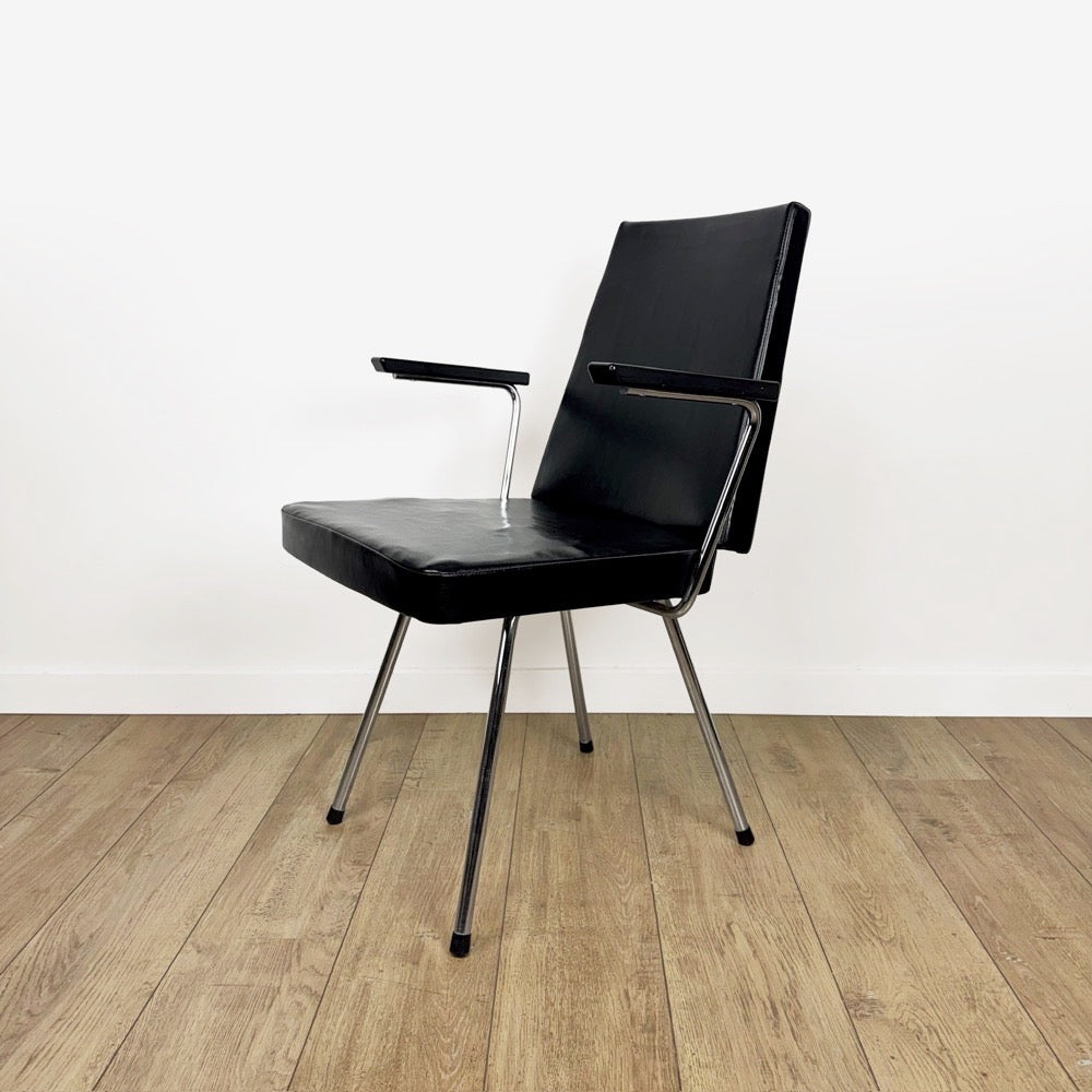 Fauteuil vinyle noir design années 50 dans le goût de Wim Rietveld