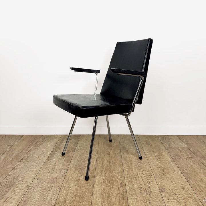 Fauteuil vinyle noir design années 50 dans le goût de Wim Rietveld