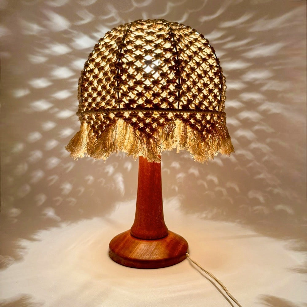 Lampe de table bohème en bois tourné et macramé 1970