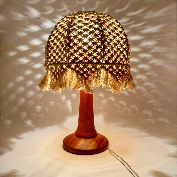 Lampe de table bohème en bois tourné et macramé 1970