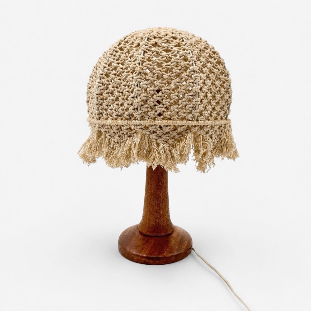 Lampe de table bohème en bois tourné et macramé 1970