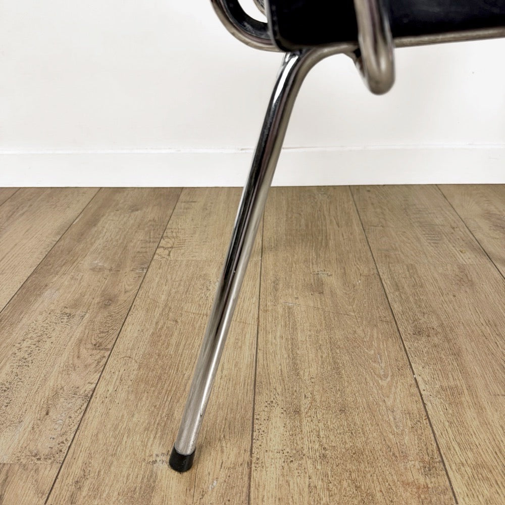 Fauteuil vinyle noir design années 50 dans le goût de Wim Rietveld