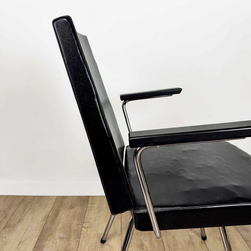 Fauteuil vinyle noir design années 50 dans le goût de Wim Rietveld