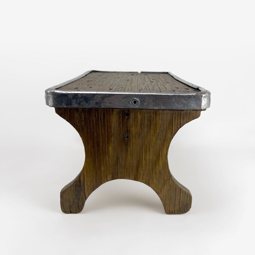 Petit banc repose-pieds ancien bois et cerclage métal