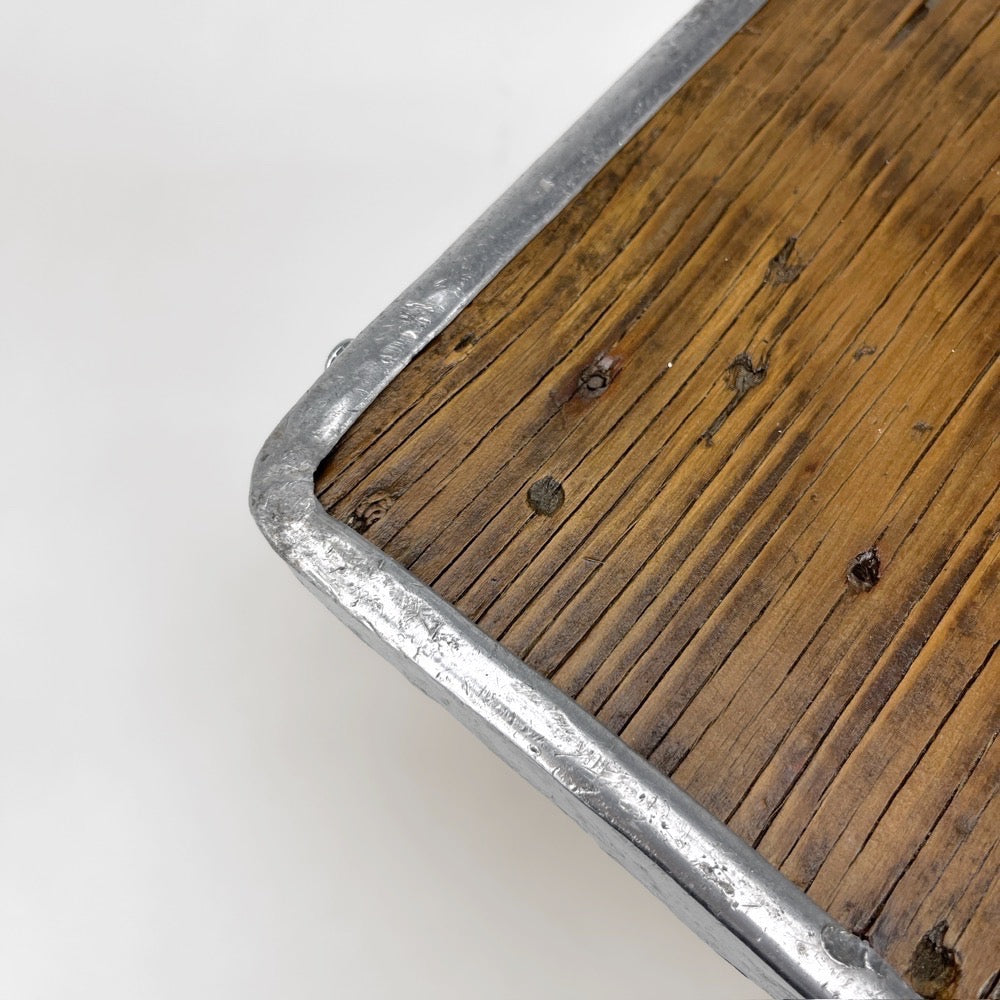 Petit banc repose-pieds ancien bois et cerclage métal
