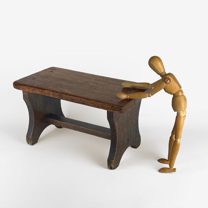 Petit banc ou repose-pieds ancien en bois