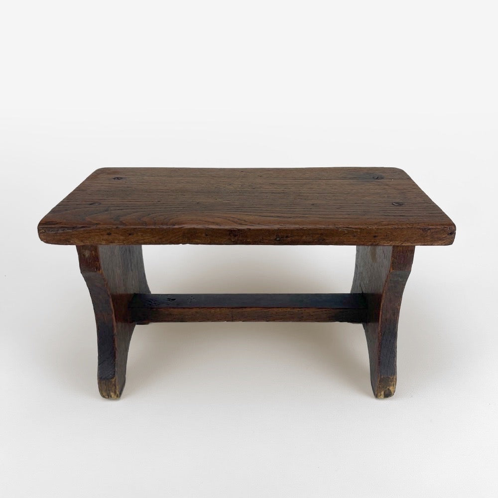 Petit banc ou repose-pieds ancien en bois