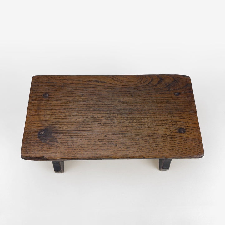 Petit banc ou repose-pieds ancien en bois