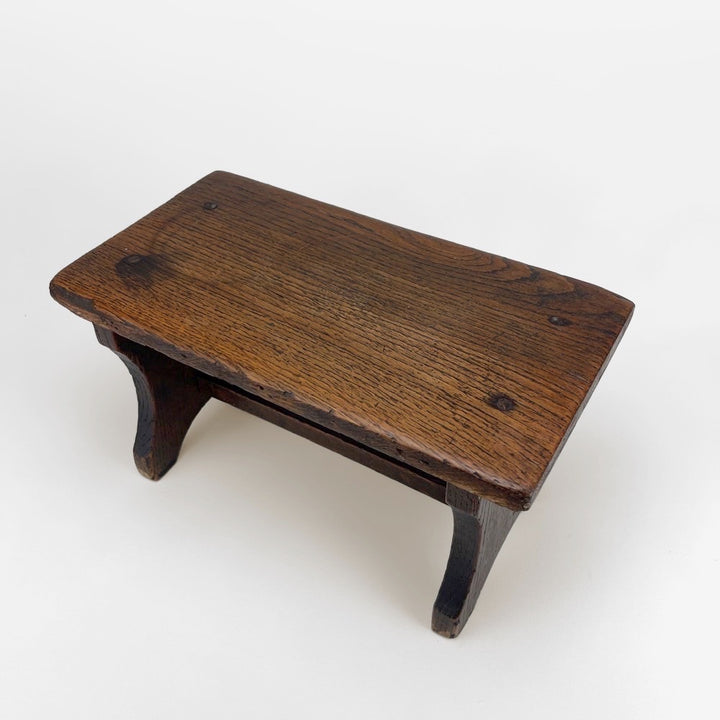 Petit banc ou repose-pieds ancien en bois