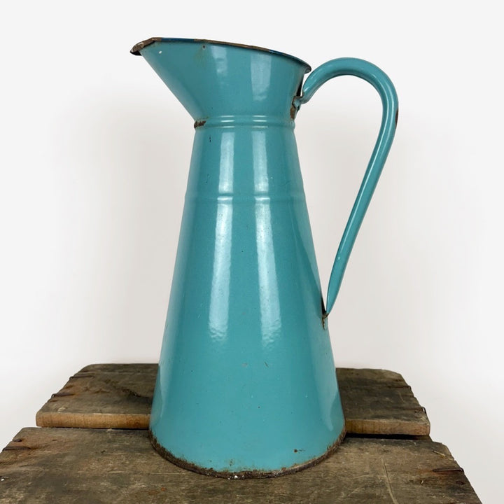 Broc ancien en tôle émaillée bleu