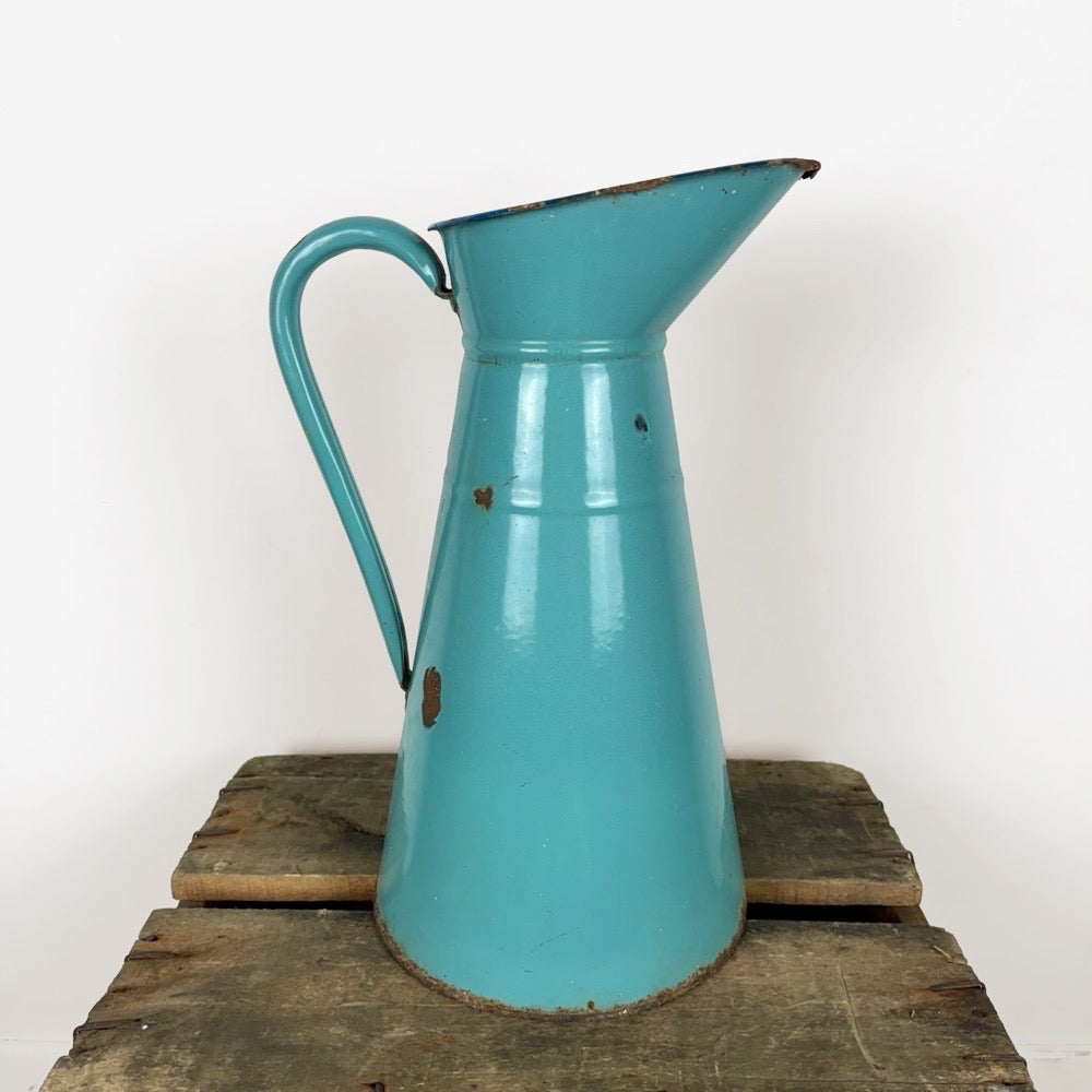 Broc ancien en tôle émaillée bleu