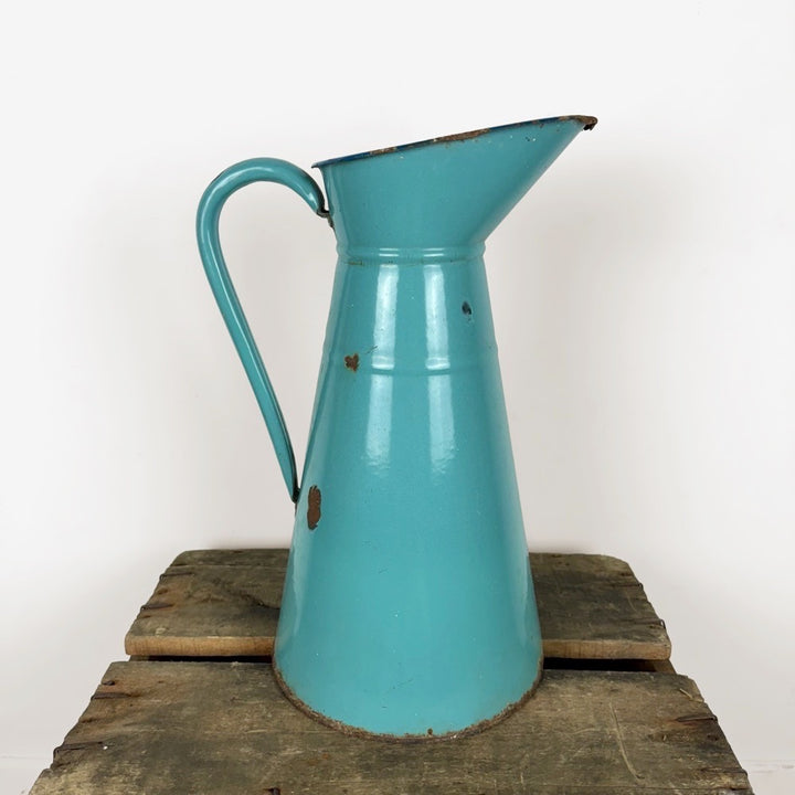 Broc ancien en tôle émaillée bleu