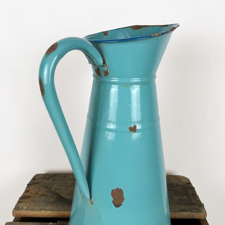Broc ancien en tôle émaillée bleu