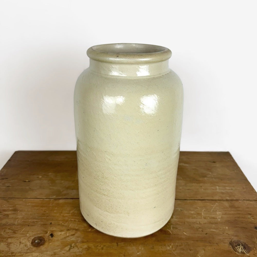 Grand pot ancien en terre cuite vernissée blanc cassé