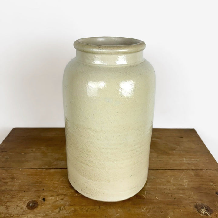 Grand pot ancien en terre cuite vernissée blanc cassé