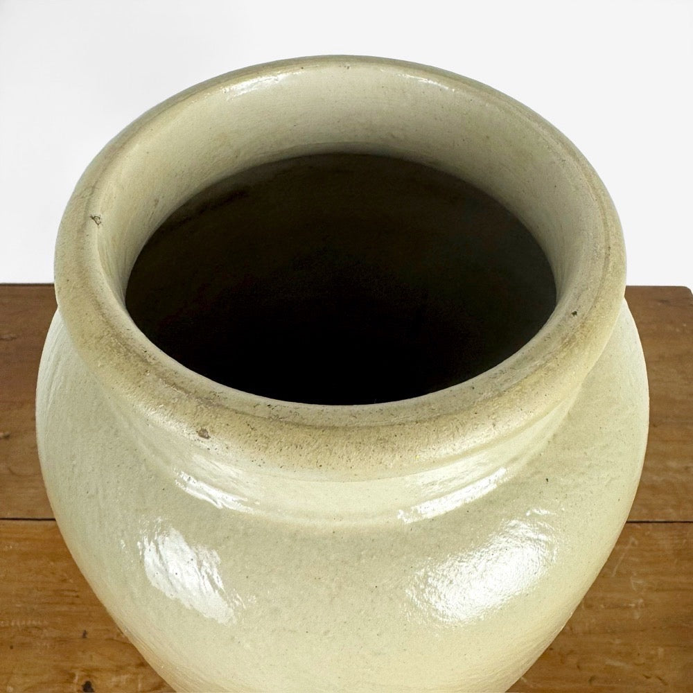 Grand pot ancien en terre cuite vernissée blanc cassé