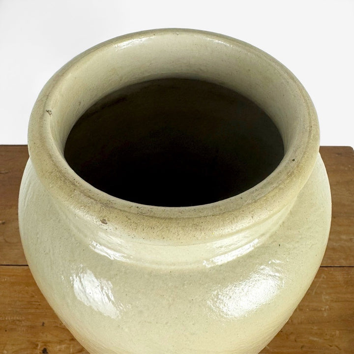 Grand pot ancien en terre cuite vernissée blanc cassé