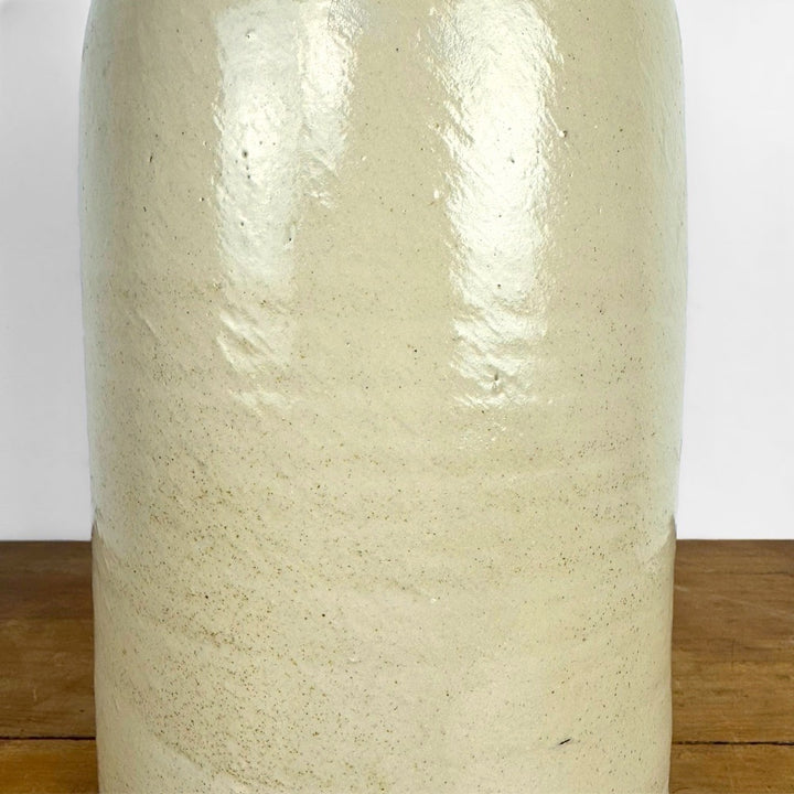 Grand pot ancien en terre cuite vernissée blanc cassé