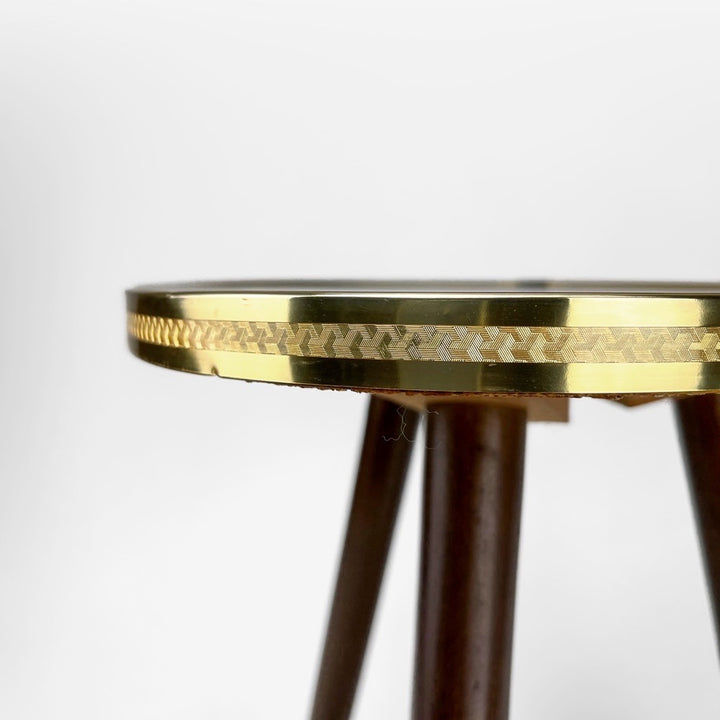 Guéridon tripode verre bois et laiton motifs graphiques années 50