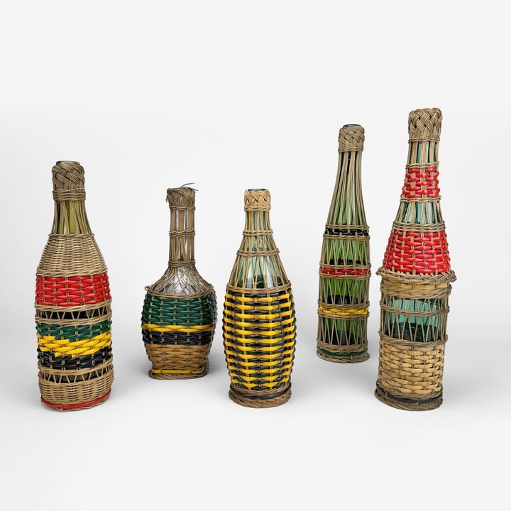 Collection 5 bouteilles en verre osier et scoubidous années 50