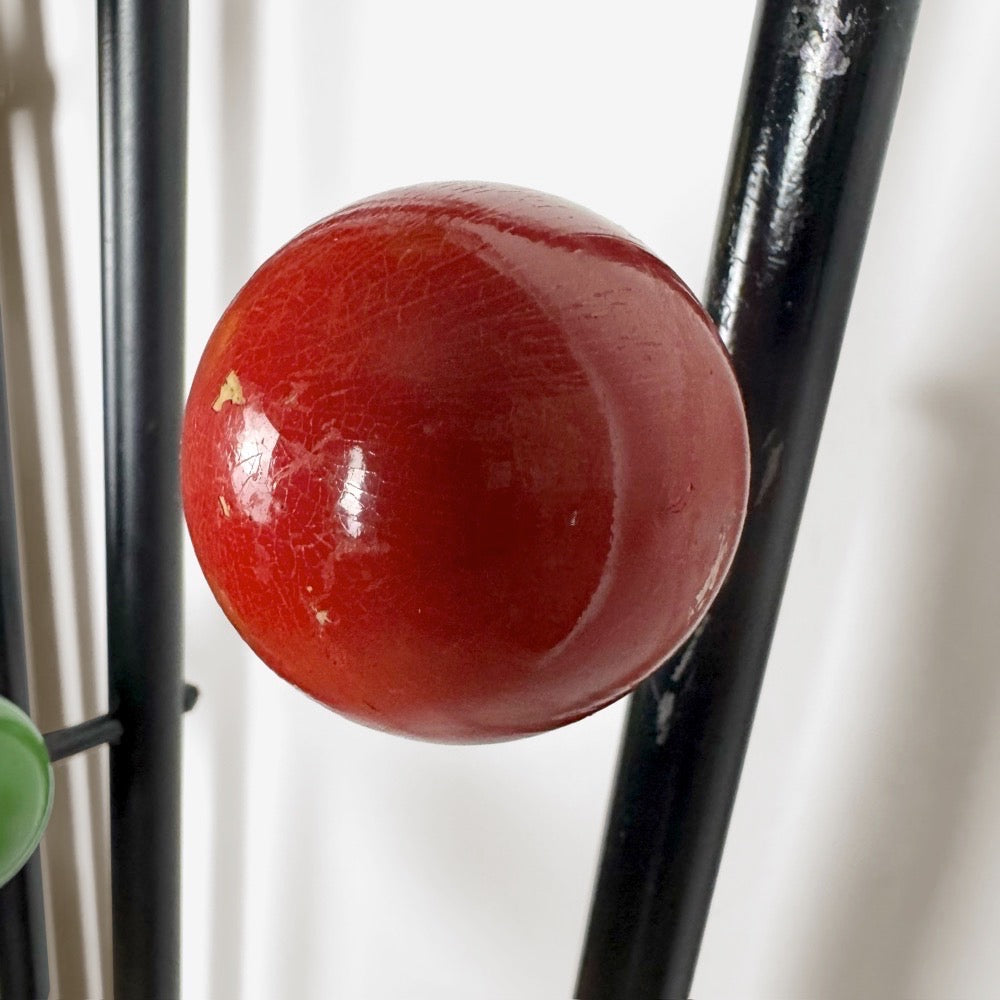 Vestiaire métal boules bois et scoubidou années 60