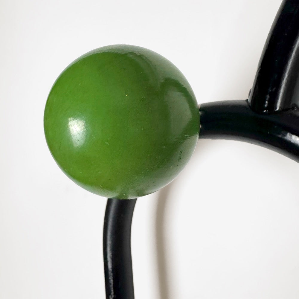 Vestiaire métal boules bois et scoubidou années 60